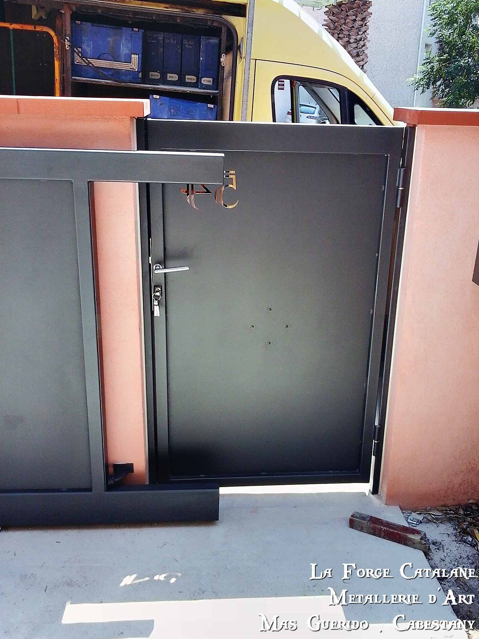 portail portillon decoupe laser s entrecroisant finition thermolaquage forge catalane.jpg